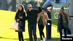 Presiden Obama dan ibu negara Michelle Obama beserta kedua putri mereka tiba di Gedung Putih, Minggu (3/1). 