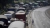 Camioneros bloquean una carretera durante una protesta contra el aumento del precio del diésel en Cajicá, al norte de Bogotá, Colombia, el miércoles 4 de septiembre de 2024.