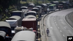 Camioneros bloquean una carretera durante una protesta contra el aumento del precio del diésel en Cajicá, al norte de Bogotá, Colombia, el miércoles 4 de septiembre de 2024.