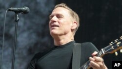 Ca sĩ-nhạc sĩ Bryan Adams biểu diễn trong buổi hòa nhạc "Reckless - 30 Anniversary Tour 2015" tại Hội chợ bang Delaware, ngày 28 tháng 7 năm 2015.