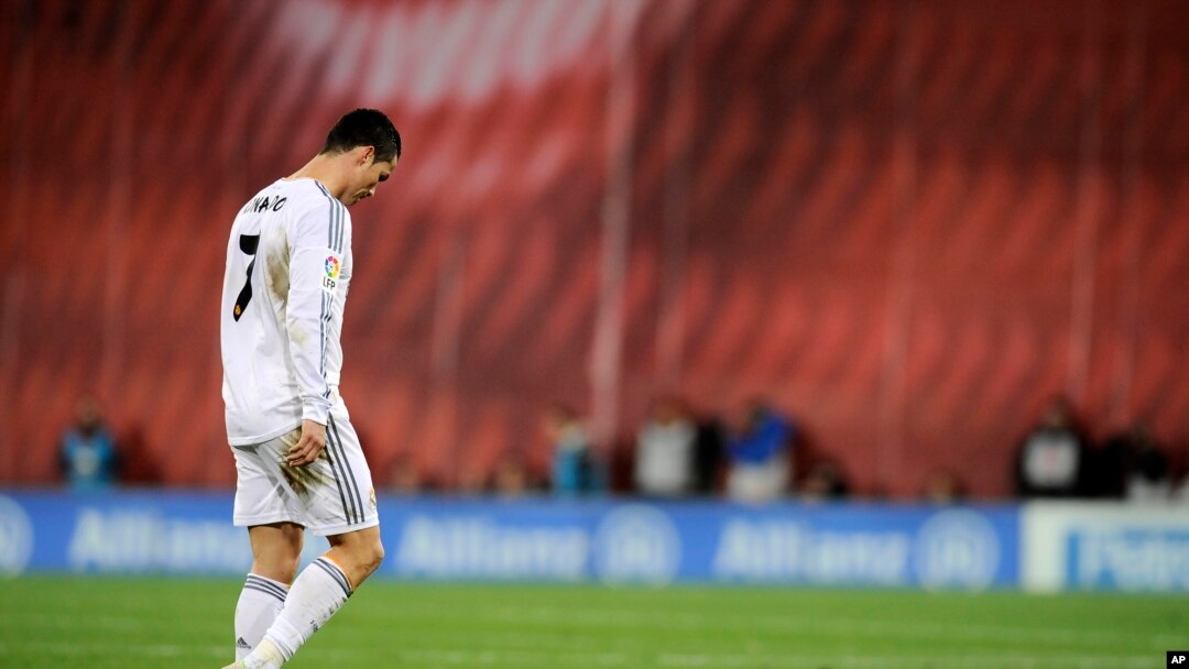 Cristiano Ronaldo meninggalkan lapangan setelah menerima kartu merah.