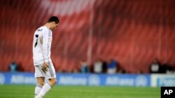 Cristiano Ronaldo meninggalkan lapangan setelah menerima kartu merah.