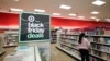 Una mujer hace compras en una tienda Target en Chicago el 26 de noviembre de 2024, antes del día de compras del Viernes Negro. (Foto de KAMIL KRZACZYNSKI / AFP)