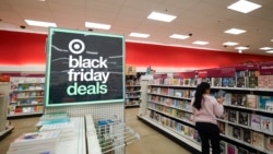 Seorang perempuan berbelanja di toko Target di Chicago, 26 November 2024, menjelang hari belanja Black Friday. (KAMIL KRZACZYNSKI / AFP)