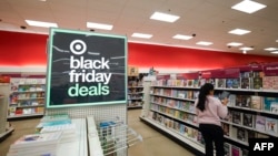 Seorang perempuan berbelanja di toko Target di Chicago, 26 November 2024, menjelang hari belanja Black Friday. (KAMIL KRZACZYNSKI / AFP)