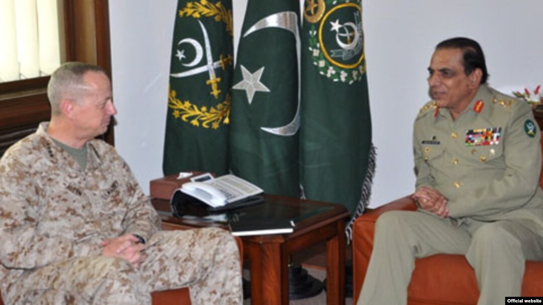Komandan pasukan AS dan NATO di Afghanistan, Jenderal John Allen berbicara dengan Jenderal Pakistan Ashfaq Parvez Kayani (foto: dok). Allen dan Kayani bertemu di Islamabad Kamis (3/8). 