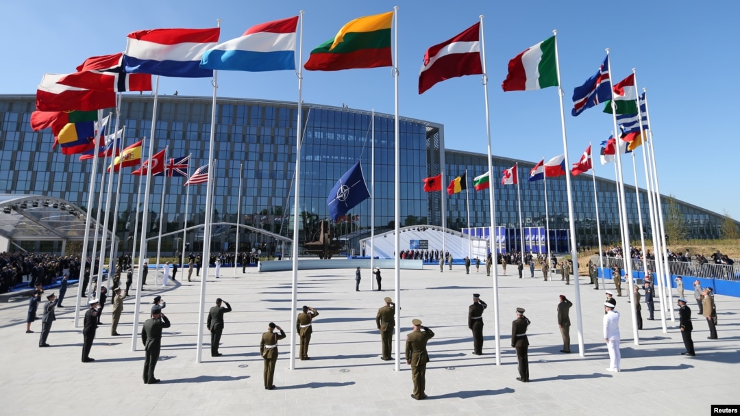 Bendera-bendera negara anggota Pakta Pertahanan Atlantik Utara (NATO) berkibar di markas NATO yang baru di Brussels, Belgia, 25 May 2017. (Foto: Christian Hartman/Reuters)