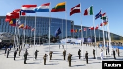 Bendera-bendera negara anggota Pakta Pertahanan Atlantik Utara (NATO) berkibar di markas NATO yang baru di Brussels, Belgia, 25 May 2017. (Foto: Christian Hartman/Reuters)