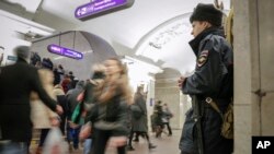 Polis Sankt Peterburqda Puşkinskaya metro stansiyasında keşik çəkir