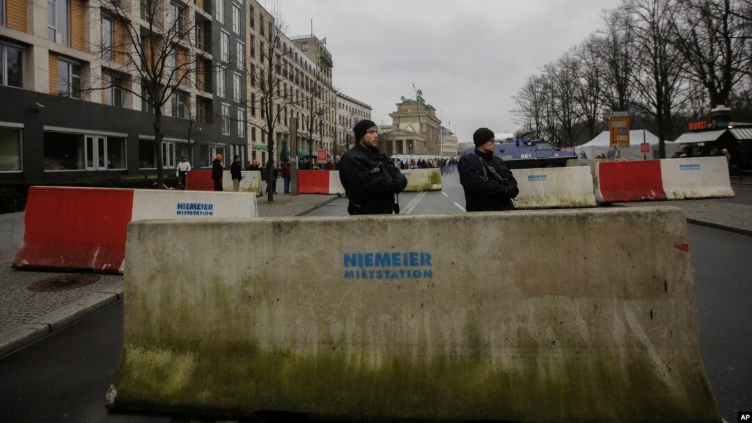 Cảnh sát vũ trang đứng đằng sau các khối bê tông chắn đường gần khu vực Brandenburg Gate, Berlin, ngày 23 tháng 12 năm 2016. 