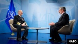 Laksamana James Stavridis (kiri) panglima operasi NATO saat wawancara dengan wartawan VOA Al Pessin di markas besar NATO di Brussels (23/4) 