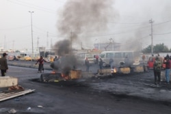 Protesters across Iraq block roads, often with burning tires in an attempt to pressure the government into action, in Baghdad, Jan. 23, 2020. (H.Murdock/VOA)