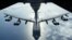 Un avión bombardero B-52 es recargado de combustile en pleno vuelo. Dos de estos aviones violaron sobre espacio reclamado por China.