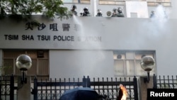 一名反送中抗議者向香港尖沙咀警察署投擲燃燒瓶。（2019年10月20日）