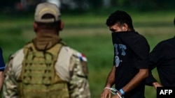 Un migrante indio, con las manos esposadas, hace fila para subir a un avión en el Aeropuerto Internacional Panamá Pacífico en Veracruz, Panamá, el 6 de septiembre de 2024, durante su deportación.