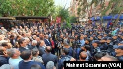 HDP'li belediye başkanlarının görevden alınarak yerlerine kayyum atanması sık sık protesto ediliyor (arşiv)