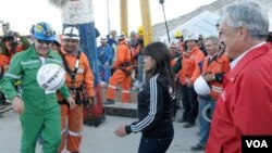 El espíritu de los mineros expuesto por Franklin Lobos, quien apenas salió de la mina celebró con una de las pasiones de los chilenos, jugando al fútbol.