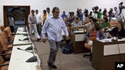 El guerrillero Mauricio Jaramillo, vocero de las FARC (centro), y Ricardo Téllez (en pantalones blancos), llega para una conferencia de prensa en La Habana, Cuba, el Martes 04 de septiembre 2012. 