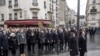 Presiden Perancis Francois Hollande dan Walikota Paris Anne Hidalgo melakukan sikap sempurna setelah membuka plakat peringatan dekat kafe Petit Cambodge dan Carillon di Paris, dalam upacara mengenang para korban dalam serangan di kota itu tahun lalu (13/11).