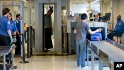 Isakwa ry'umutekano, ku ngenzi zinjira muri Amerika, ku kibuga ca LaGuardia, i New York.