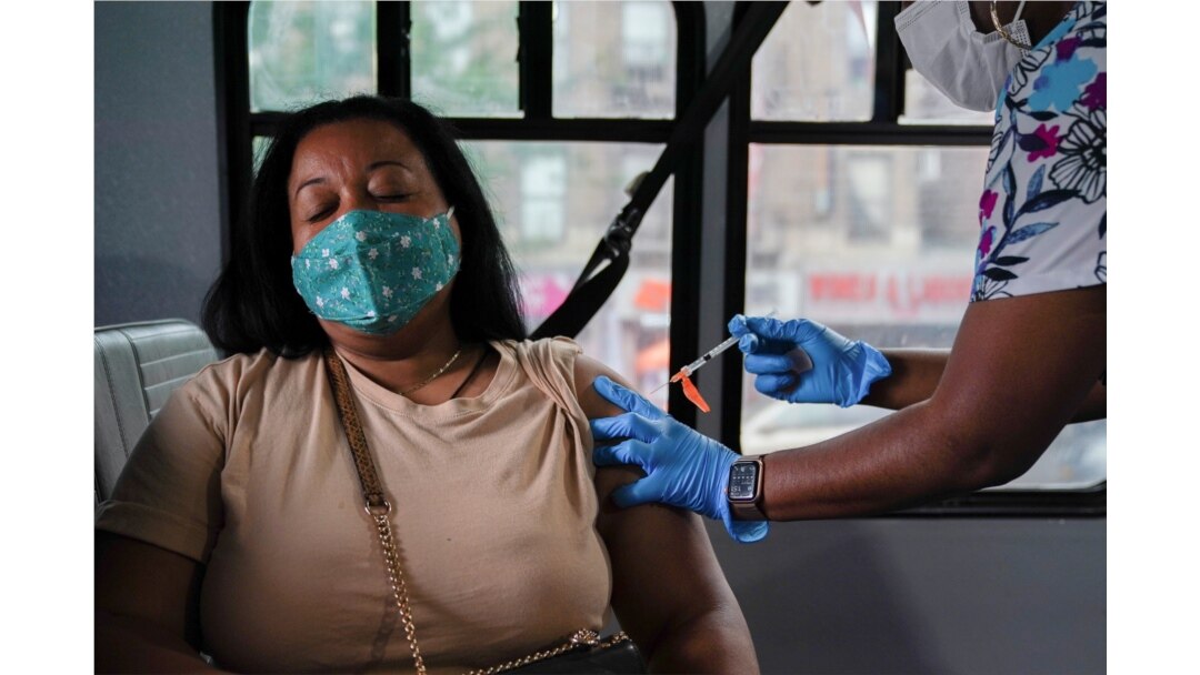 Seseorang menerima dosis vaksin Pfizer-BioNTech di wilayah Bronx, New York City, New York, 18 Agustus 2021. (Foto: Reuters)