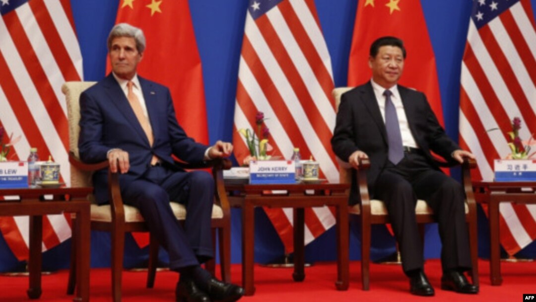 Menlu AS John Kerry (kiri) saat bertemu Presiden China Xi Jinping di Beijing. 