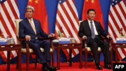 Menlu AS John Kerry (kiri) saat bertemu Presiden China Xi Jinping di Beijing. 