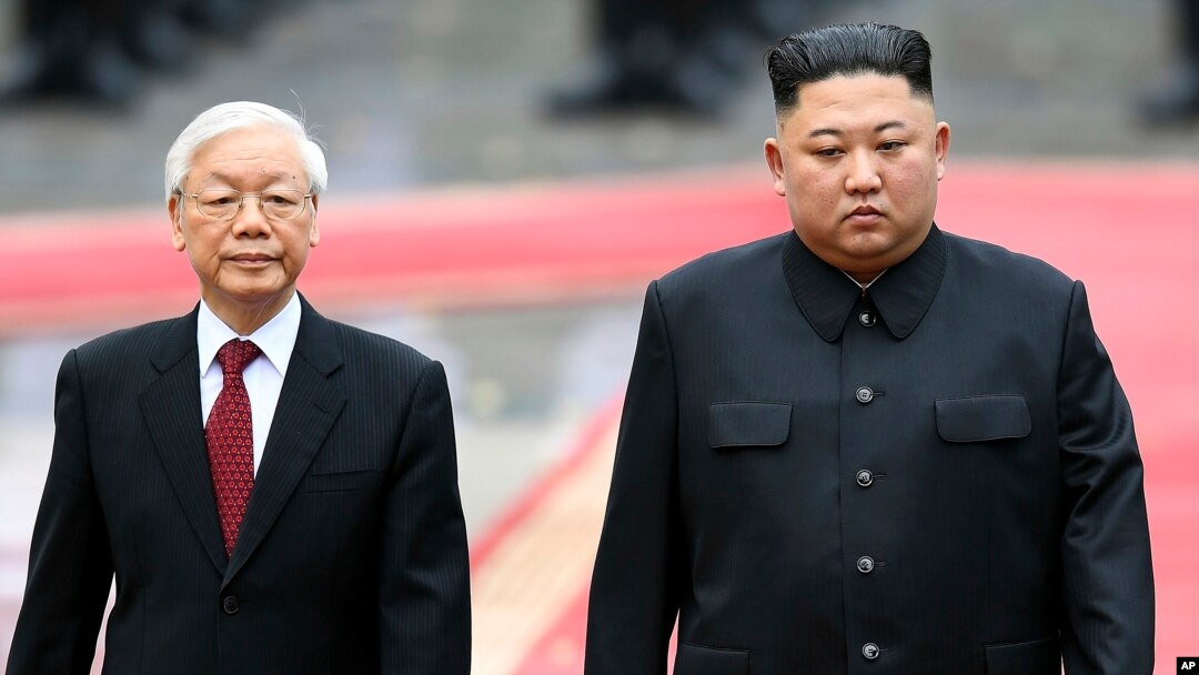 김정은 북한 국무위원장과 응우옌 푸 쫑 국가주석이 1일 베트남 하노이 주석궁에서 열린 공식환영식에서 의장대를 사열하고 있다.