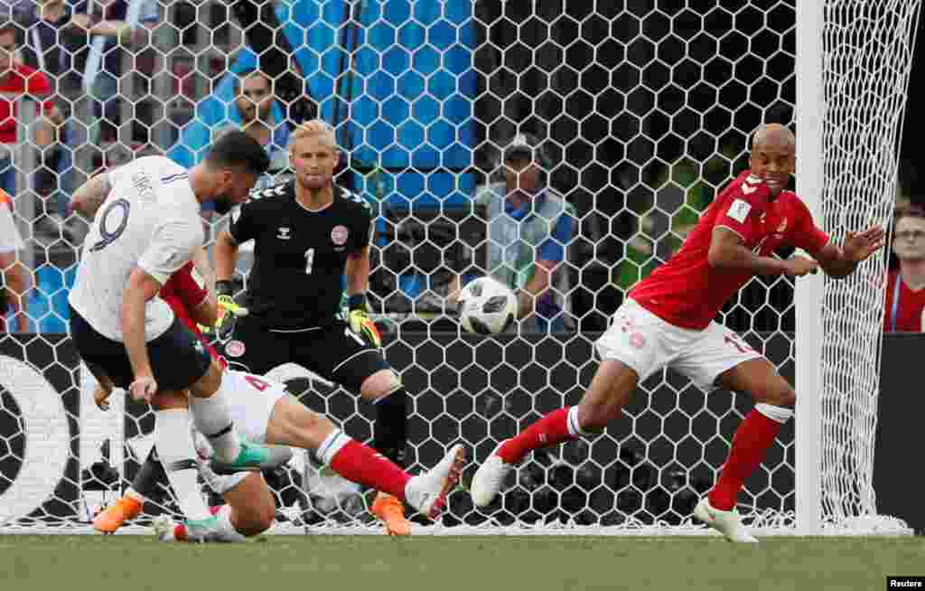 Mchezo wa Kundi C - Denmark vs Ufaransa - Uwanja wa Luzhniki, Moscow, Russia - Juni 26, 2018 Mchezaji wa Ufaransa Olivier Giroud akipiga mpira kuelekea lango la Denmark.&nbsp;