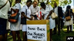 Les Zimbabwéens déposent leurs lettres de plainte au vice-président du Zimbabwe pour démontrer leur mécontentement dans une campagne #BringBackOurNurses après avoir été sommairement renvoyé à Harare le 20 avril 2018.