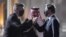 Menteri Luar Negeri AS Antony Blinken (kanan) meninju Duta Besar John Desrocher (kiri) sebagai Direktur Protokol Duta MFA Ibrahim Fakhro (tengah) melihat kedatangan Blinken di Bandara Old Doha di Ibu Kota Qatar pada 6 September 2021. (Foto: AFP)