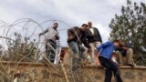 Сирійські біженці намагають перетнути кордон з Туреччиною поблизу міста Рас аль-Аін.