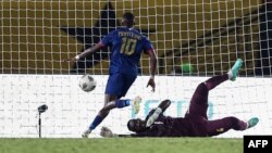 Cape Verde's midfielder #10 Jamiro Monteiro (L) kicks to score his team's first goal next to Ghana's goalkeeper #1 Richard Ofori (R) during the Africa Cup of Nations (CAN) 2024 group B football match between Ghana and Cape Verde at the Felix Houphouet-Boi