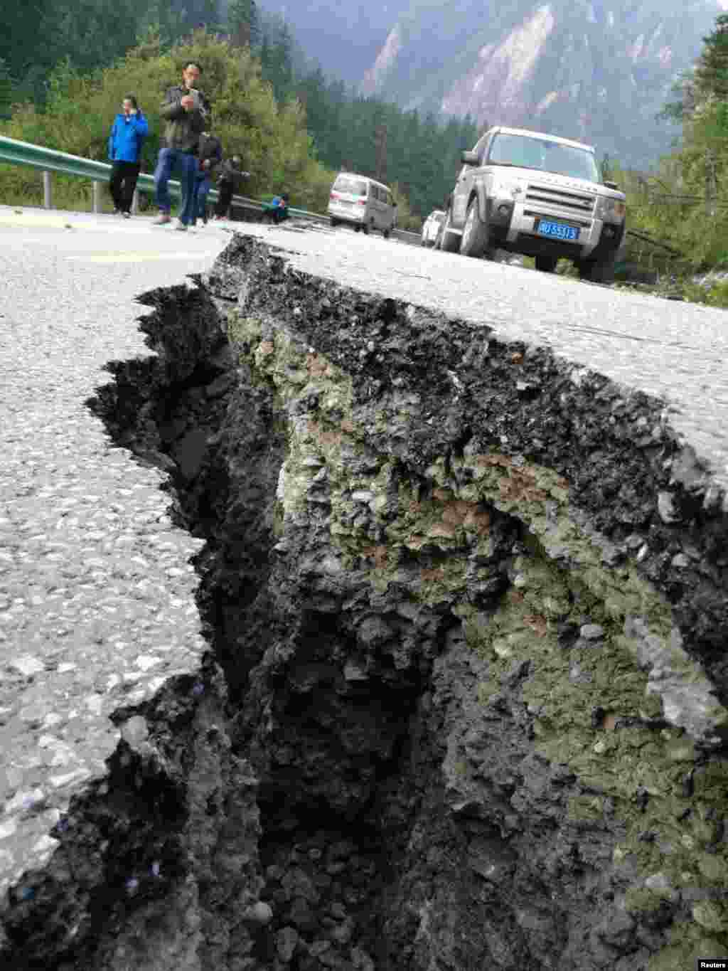 中国四川阿坝州九寨沟县附近发生强烈地震后，道路上出现大裂缝（2017年8月9日）。当地政府说，19人遇难，247人受伤。阿坝州有藏族游牧民和著名的九寨沟国家公园，公园壮观景色吸引海内外参观者。有关官员表示，死者中至少五人是游客。新华社说，三万多游客已从九寨沟疏散。