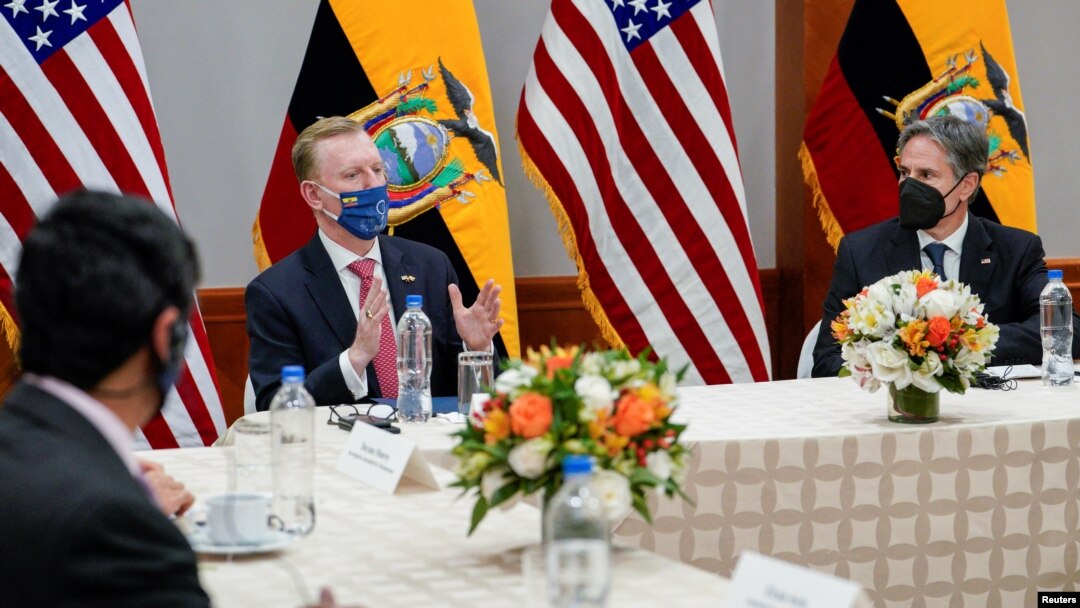 El embajador de los Estados Unidos en Ecuador, Michael J. Fitzpatrick habla frente al secretario de Estado de los Estados Unidos, Antony Blinken, durante una reunión con organizaciones de derechos humanos y la sociedad civil, en Quito, Ecuador, el 19 de octubre de 2021.