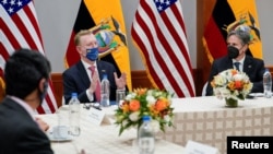 El embajador de los Estados Unidos en Ecuador, Michael J. Fitzpatrick habla frente al secretario de Estado de los Estados Unidos, Antony Blinken, durante una reunión con organizaciones de derechos humanos y la sociedad civil, en Quito, Ecuador, el 19 de octubre de 2021.