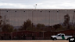 Mobil Dinas Bea Cukai dan Perlindungan Perbatasan di depan tembok perbatasan AS dan Meksiko di Calexico, California, 5 April 2019. 