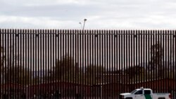 Agentes fronterizos realizan una patrulla, el 5 de abril de 2019, junto a un segmento del muro fronterizo con México situado en el estado de California