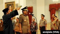 Presiden Joko Widodo melantik HM Prasetyo sebagai Jaksa Agung di Istana Negara Jakarta, Kamis, 20 November 2014 (Foto:VOA/Andylala)