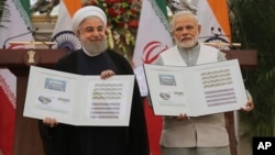 PM India Narendra Modi (kanan) dan tamunya, Presiden Iran Hassan Rouhani merilis perangko yang menandakan persahabatan kedua negara dalam acara di New Delhi, bulan Februari 2018 lalu (foto: ilustrasi). 