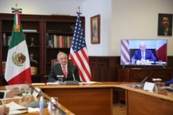 El presidente de México, Manuel López Obrador, escucha desde el Palacio Nacional en la Ciudad de México durante una reunión bilateral virtual con el presidente de Estados Unidos, Biden, el 1 de marzo de 2021.