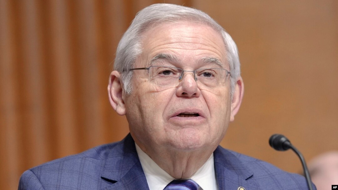 ARCHIVO - El senador Bob Menéndez, demócrata por Nueva Jersey, hace una pregunta durante una audiencia de la Comisión de Finanzas del Senado en el Capitolio el jueves 14 de marzo de 2024, en Washington.