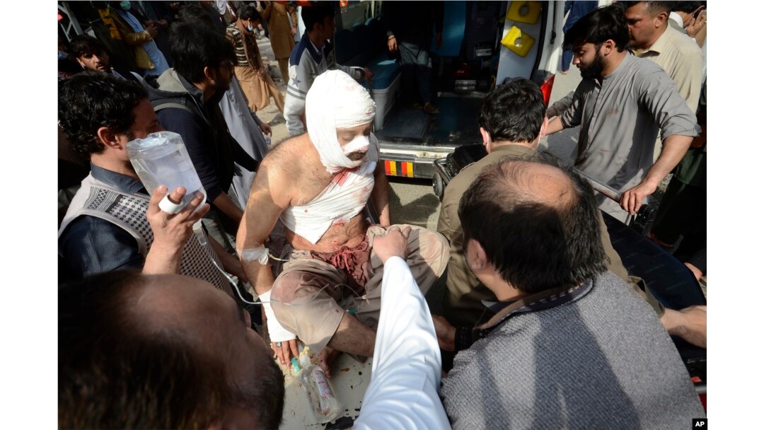 Voluntarios transportan a una víctima de un ataque con bomba hacia un hospital en Peshawar, Pakistán, el 4 de marzo de 2022. Foto: AP.