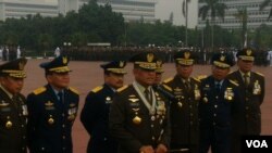 Panglima TNI Jenderal Gatot Nurmantyo (depan) memberikan keterangan dalam peringatan HUT ke 71 TNI di Mabes TNI Cilangkap Jakarta Timur, Rabu 5 Oktober 2016 (Andylala/VOA).