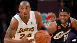 Kobie Bryant contre LeBron James, à droite, alors avec les Cleveland Cavaliers, Los Angeles, le 25 décembre 2009