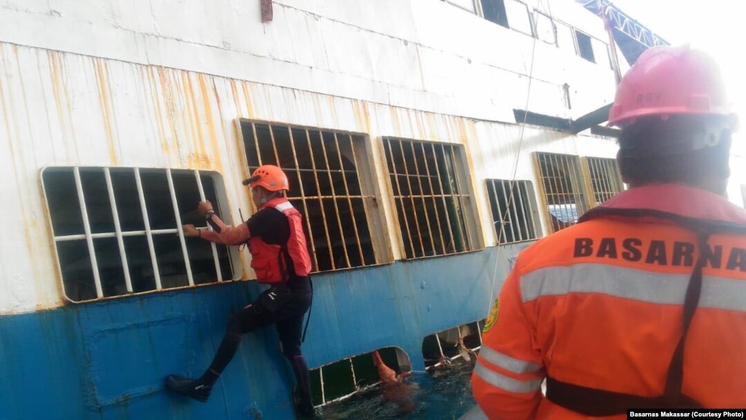 Petugas Basarnas Makassar memeriksa bagian kapal KM Lestari Maju yang kandas di perairan Selayar, Sulawesi Selatan (courtesy: Basarnas Makassar)