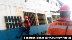 Petugas Basarnas Makassar memeriksa bagian kapal KM Lestari Maju yang kandas di perairan Selayar, Sulawesi Selatan (courtesy: Basarnas Makassar)