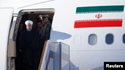 Le président iranien Hassan Rouhani sort de son avion lors de son arrivée à Moscou, le 27 mars 2017. 