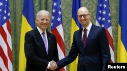 Wapres AS Joe Biden dan Perdana Menteri Ukraina Arseniy Yatsenyuk saat pertemuan mereka di Kyiv, 21/11/2014.