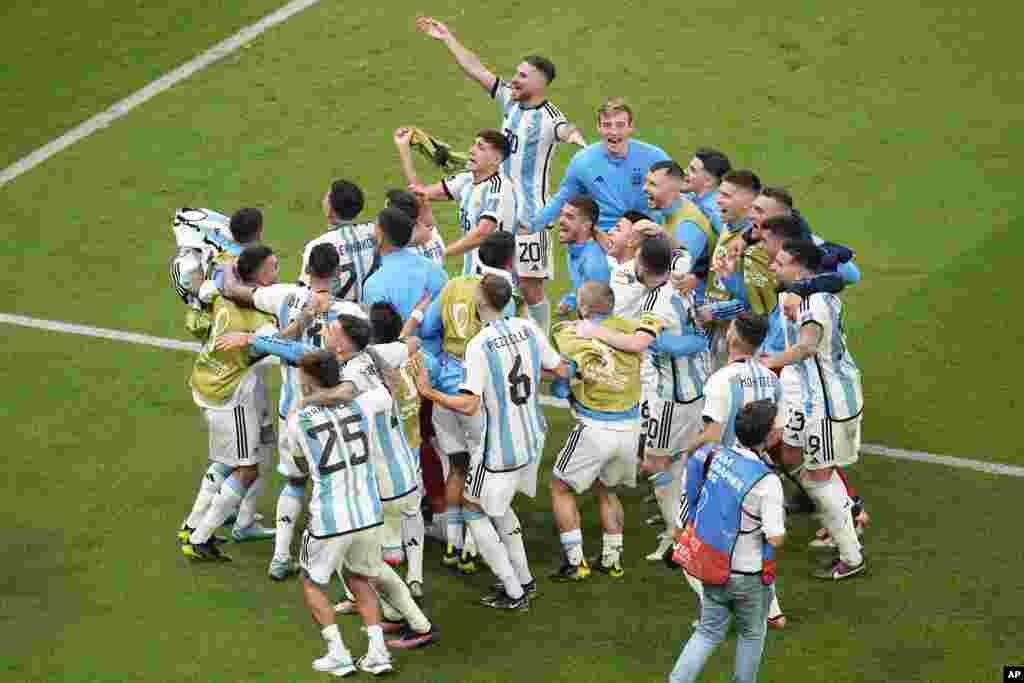 La escuadra argentina celebra en una esquina del campo la agonizante victoria obtenida ante Países Bajos para pasar a semifinales, en el estadio&nbsp;Lusail, Qatar, el 9 de diciembre de 2022.